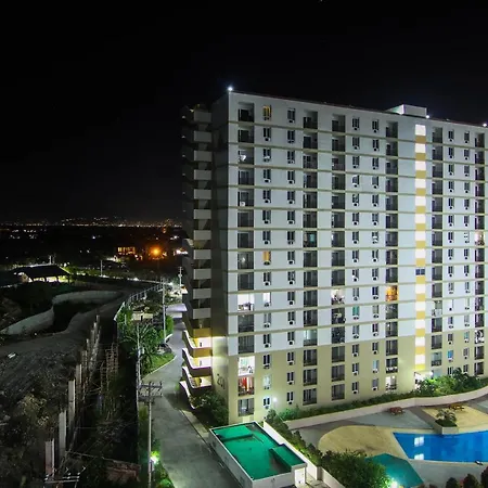 Mak\'Z Condo Place